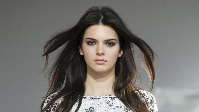 Kendall Jenner ve Hande Ataizi benzemiyor mu?