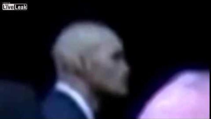 Obama'nın Reptilian (insan olmayan şeytani bir ırk) korumaları mı var?