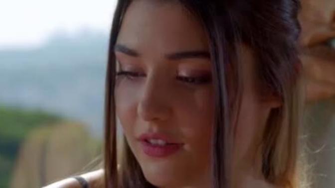 Bu kız tam bir esmer güzeli değilmi?