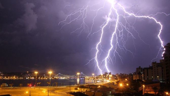 İstanbul'da şimşek sürekli çakıyor, gök gürlemiyor normal mi?