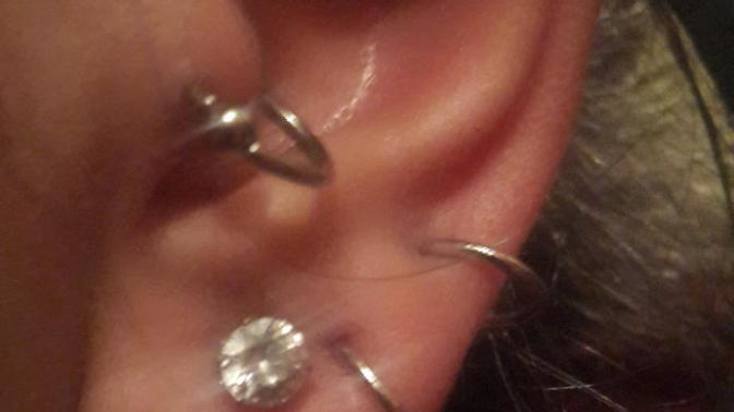 Tragus piercingi nasıl çıkarabilirim?