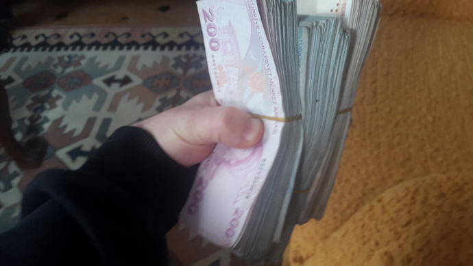 Paran mı var derdin var ne kadar zenginim kızlar degil mi? Sende zengin misin?