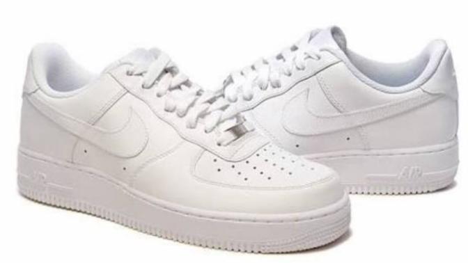Nike airforce ayakkabı giyince esniyor mu cok?