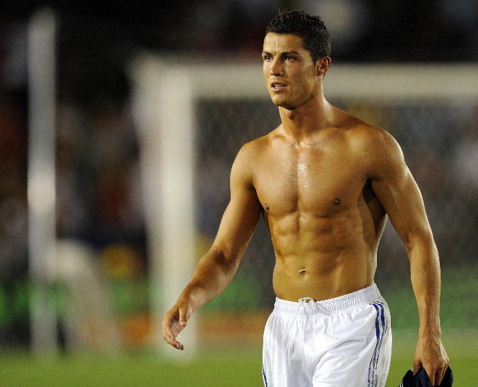 Kızlar, CRİSTİANO RONALDO YAKIŞIKLIMI?