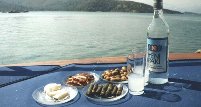 Rakı sofrasında