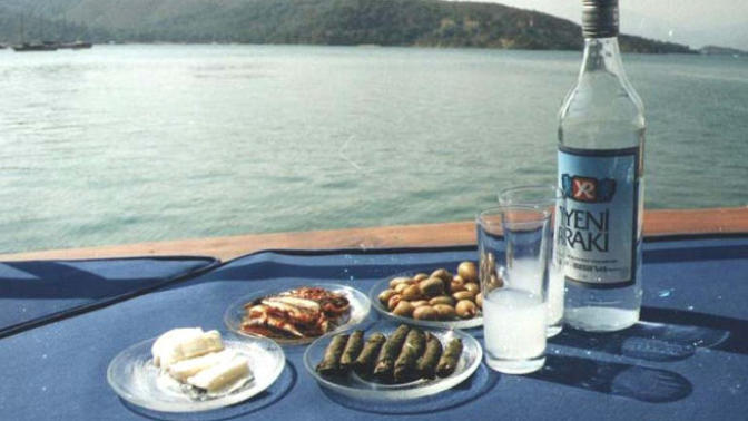Rakı sofrasında "..." yoksa ben de yokum. Boşluğu doldurur musunuz?