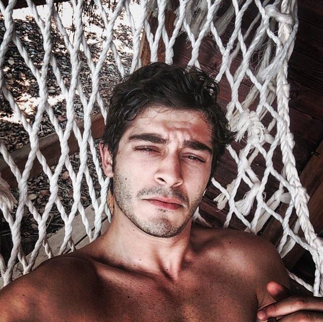 Sizce Fırat Altunmeşe mi daha yakışıklı Burak Deniz mi?