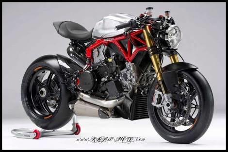 Racing değil de naked motor tutkusu?