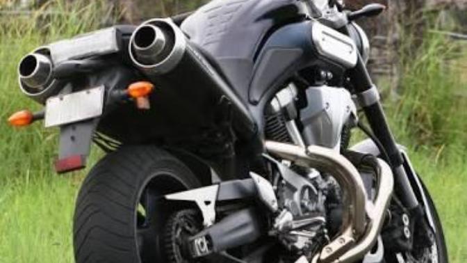 Racing değil de naked motor tutkusu?