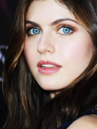 alexandra daddario güzel mi gözleri biraz tuhaf degil mi?