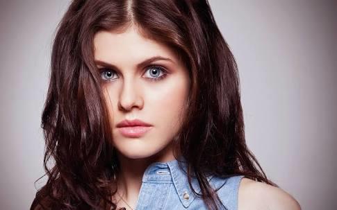 Alexandra daddario güzel mi gözleri biraz tuhaf degil mi?