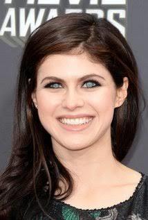 Alexandra daddario güzel mi gözleri biraz tuhaf degil mi?