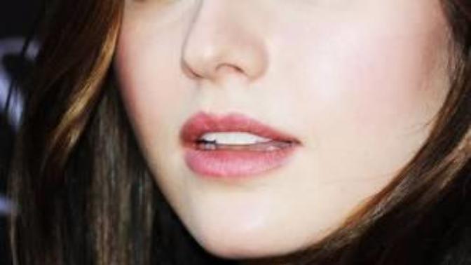 Alexandra daddario güzel mi gözleri biraz tuhaf degil mi?