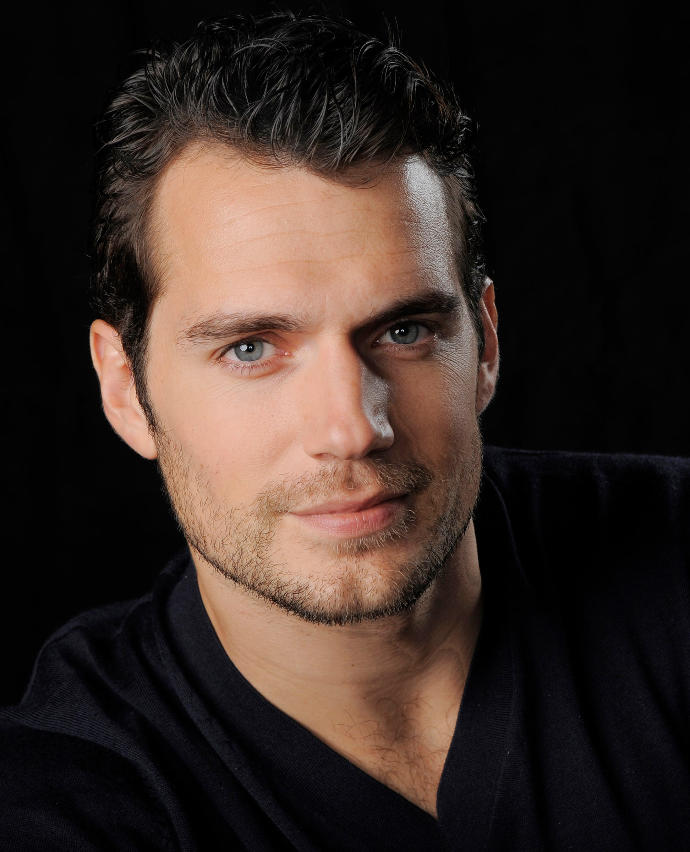 Henry Cavill mi yoksa Tolgahanmi?