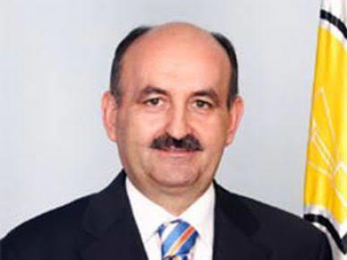 Onlarda sağlık bakanı, bizde sağlık bakanı-bu ülkede insanlardan nasıl hasta olmamalarını beklersin ki 😄?