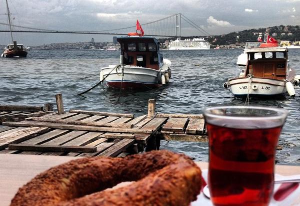 Deniz kenarında oturup sıcak çay ve simit yemek gibisi var mı be, @ismiyook gel Sezin ısmarlıyım?