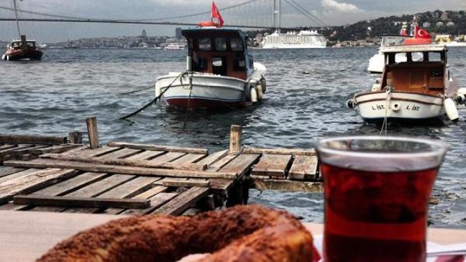 Deniz kenarında oturup sıcak çay ve simit yemek gibisi var mı be, @ismiyook gel Sezin ısmarlıyım?
