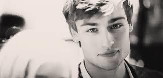 Brad Pitt mi douglas booth mu?