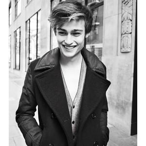 Brad Pitt mi douglas booth mu?