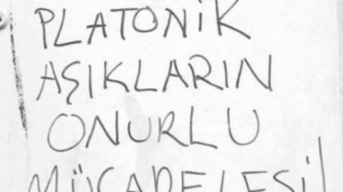 Sizce tek bir kıza bağlı olarak kalmak mi yoksa hayatın tadını çıkarmak mi?