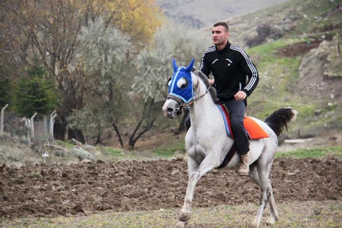 Bu yiğit tabuta sığarmı?