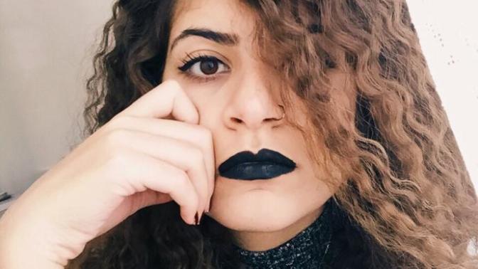 Sizce esmere siyah ruj yakışırmı?
