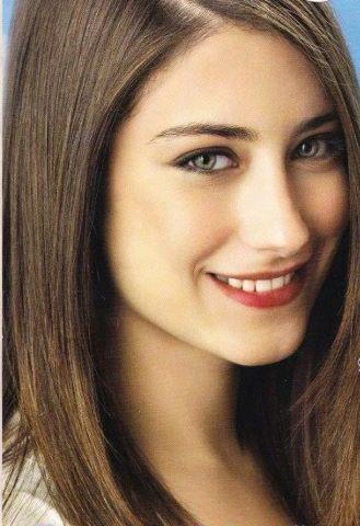 Hazal kaya mı yoksa Serenay Sarıkaya mı daha güzel? Sizce hangisi?
