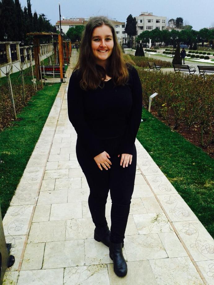 Erkekler, Arkadaşlar sizce bu iki kız yabancı mı? Yoksa biri değilmi? Birisi fotoşpsuz diğeri şoplu? Sizce güzeller?