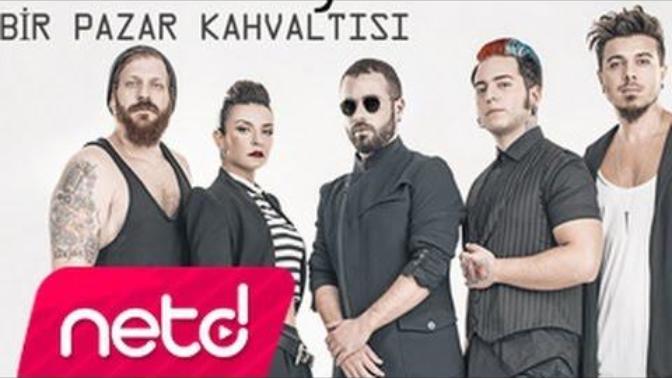 Bitmesi gerek artık, anlıyoruz ikimizde
O zaman neden hala, ağlıyoruz ikimizde?