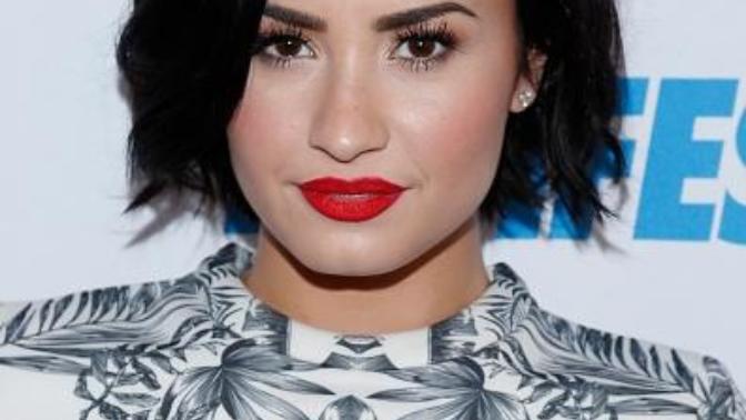 Demi Lovato makyajlı mı makyajsız mı daha güzel?