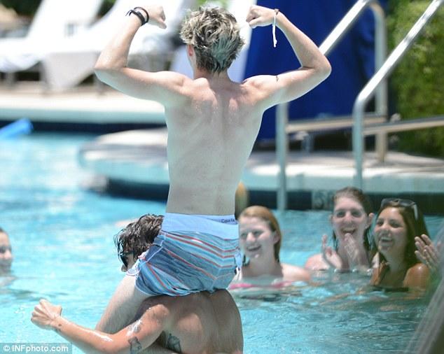 Harry Styles yakışıklı mı? Nasıl biri?