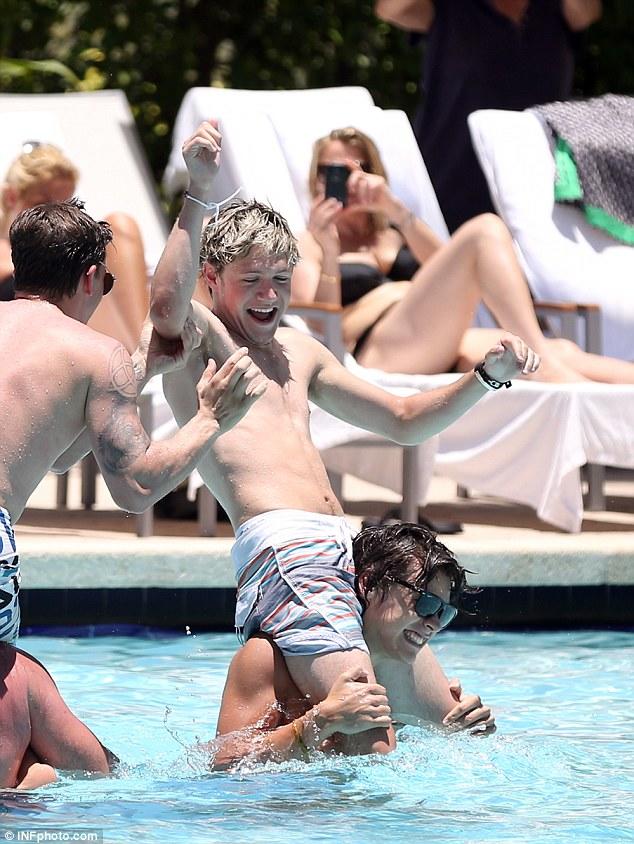 Harry Styles yakışıklı mı? Nasıl biri?