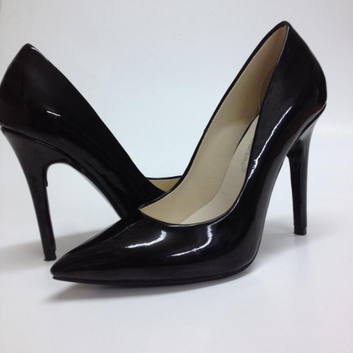 Kızlar yardım lütfen, stiletto alıcam sizce siyah rugan mı, siyah derimi? ya da başka hangi renk kullanışlı olur?