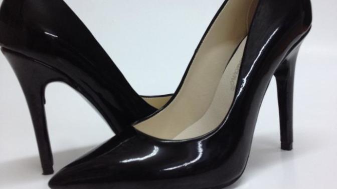 Kızlar yardım lütfen, stiletto alıcam sizce siyah rugan mı, siyah derimi? ya da başka hangi renk kullanışlı olur?