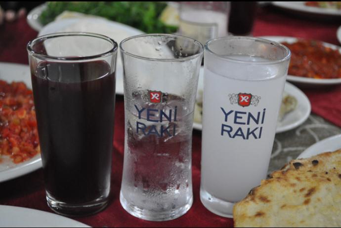 Rakıyı şalgamla mı ? Suyla mı tercih edersiniz ?  Ve ideal meze nedir ?