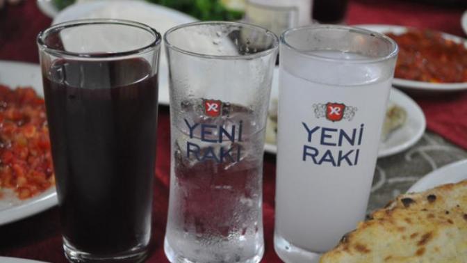Rakıyı şalgamla mı? Suyla mı tercih edersiniz? Ve ideal meze nedir?