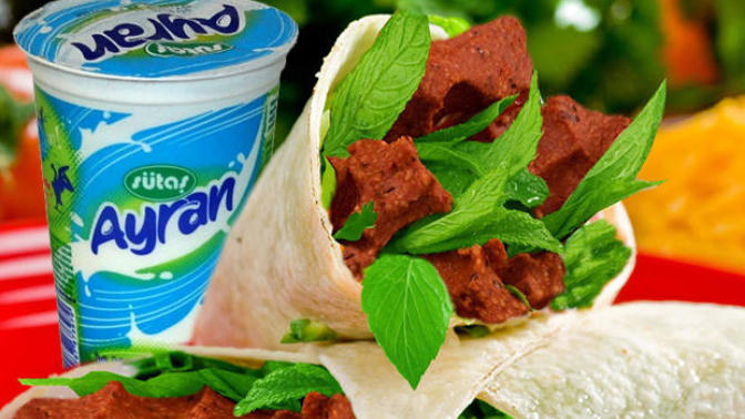 Çiğ köfte, ayran ve turşu havası var bugün, var mı ısmarlayacak olan?