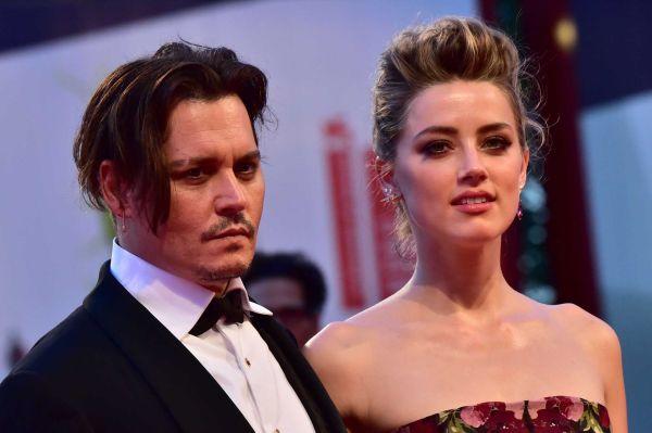 Johnny Depp e burdaki modellerden hangisi en iyi yakışıyor?