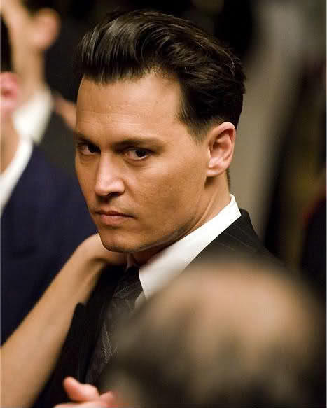 Johnny Depp e burdaki modellerden hangisi en iyi yakışıyor?