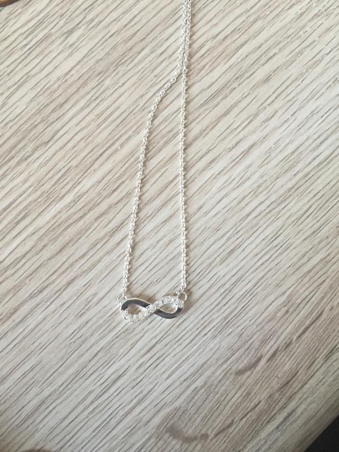 Sevgilime kolye aldim ama kucuk ve kisa gibi fotolar var bakarmisiniz ozelikle kizlar acil yardim nasil sizce?