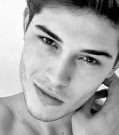 Kısık gözlü erkekler daha mı seksi?