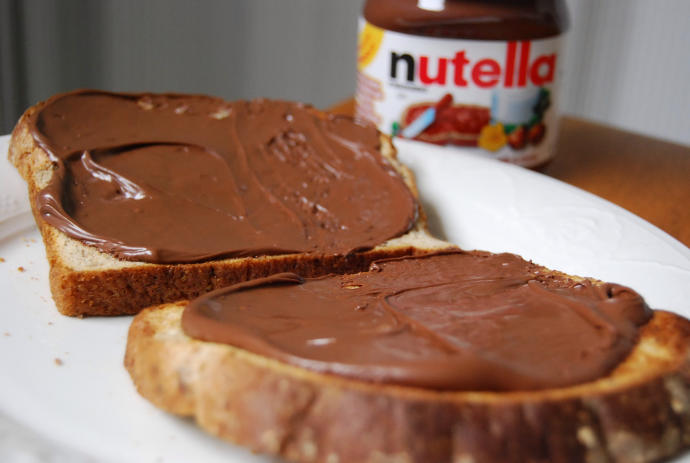 Nutella yiyen kız ile Çiğ köfte yiyen kız kavga etse hangisi döver ?