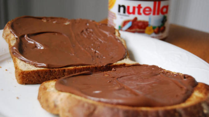 Nutella yiyen kız ile Çiğ köfte yiyen kız kavga etse hangisi döver?