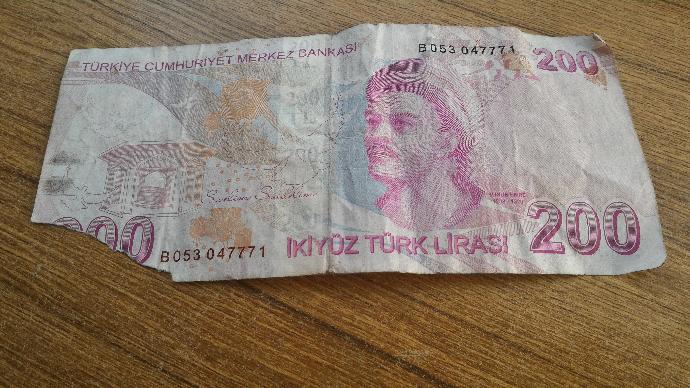 Arkadaşlar bilgisi olan varsa yardımcı olabilirmi resimdeki yırtık parayı banka alırmı?