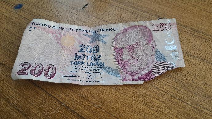 Arkadaşlar bilgisi olan varsa yardımcı olabilirmi resimdeki yırtık parayı banka alırmı?