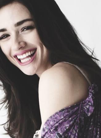 Sizce Crystal Reed nasıl bir kadın?