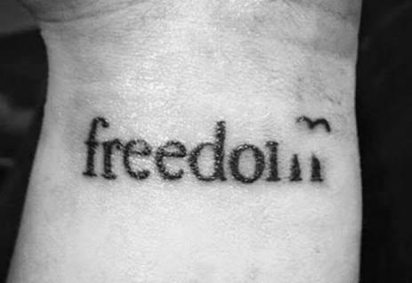 Freedom dövmesi erkekte olur mu sizce?