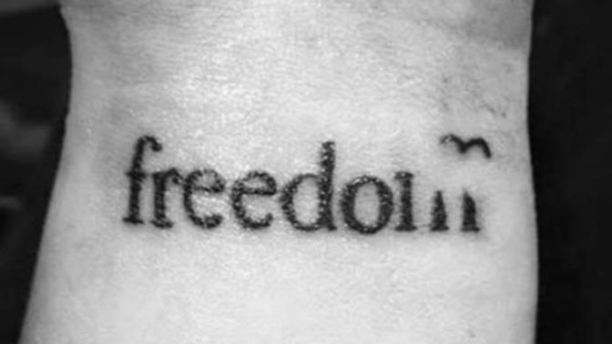 Freedom dövmesi erkekte olur mu sizce?
