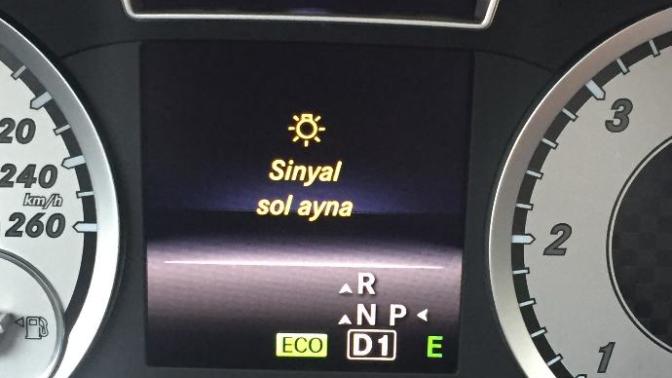 Araba bu uyarıyı veriyor. Aynada bir şey yok ama ne demek bu?