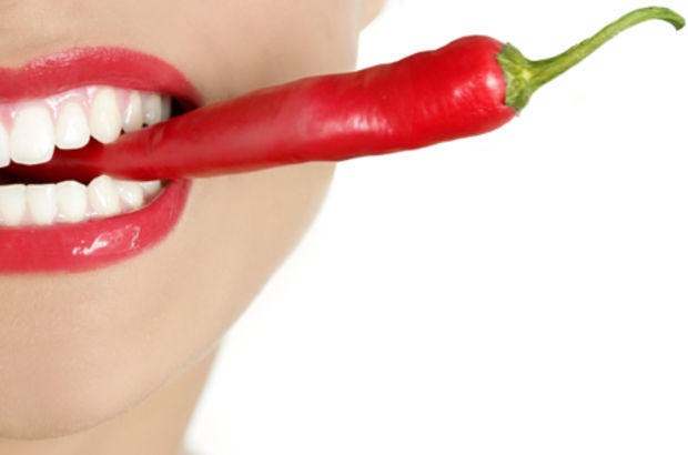 Acı biber yiyen mı sesi güzel olur yoksa yumurta içenin mi yoksa su içenin mi?